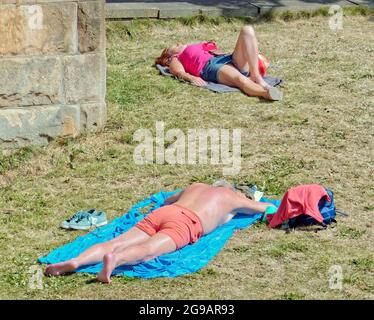 UK Wetter: Glasgow, UK. Juli 2021. UK Wetter: Ein weiterer heißer, sonniger Tag sah Einheimische und Touristen die Sonne genießen und die Unvermeidlichkeit, dass sie irgendwann bald endete. Der clyde Walkway am Flussufer ist bei Sportlern und Sonnenanbetern beliebt. Quelle: gerard Ferry/Alamy Live News Stockfoto