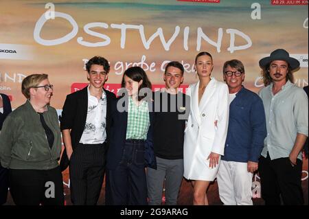 25. Juli 2021, Bayern, München: Regisseurin Lea Schmidbauer (l-r), Schauspieler Matteo Miska, Luna Paiaona, Marvin Linke, Hanna Binke, Andre Eisermann und Nils Brunkhorst lachen über die Premiere ihres Spielfilms 'Ostwind - der große Orkan' im Mathäser-Kino. Der Film wird am 29.07.2021 veröffentlicht. Foto: Ursula Düren/dpa Stockfoto