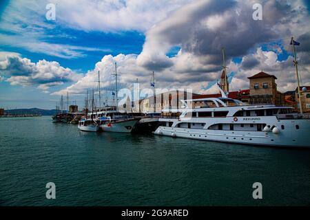 Trogir, pequeño pueblo muy pintoresco con calles medievales estrechas, murallas fortalezas e iglesias de arquitectura románico - góticas y calles. Stockfoto