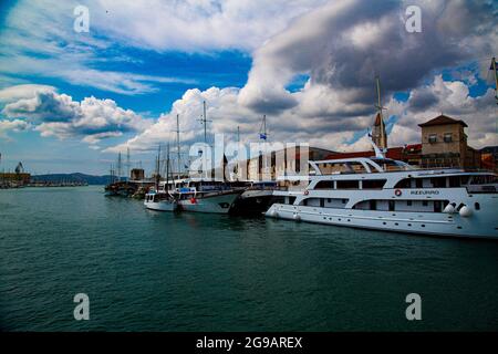 Trogir, pequeño pueblo muy pintoresco con calles medievales estrechas, murallas fortalezas e iglesias de arquitectura románico - góticas y calles. Stockfoto