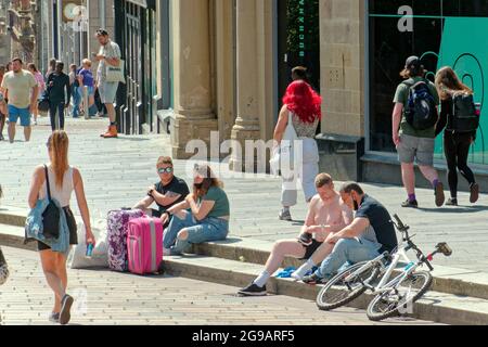 UK Wetter: Glasgow, UK. Juli 2021. UK Wetter: Ein weiterer heißer, sonniger Tag sah Einheimische und Touristen die Sonne genießen und die Unvermeidlichkeit, dass sie irgendwann bald endete. Buchanan Street die Stilmeile schottlands hat ihre Rolle als Einkaufsmekka wieder aufgenommen. Quelle: gerard Ferry/Alamy Live News Stockfoto