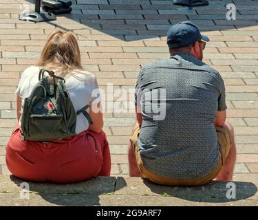 UK Wetter: Glasgow, UK. Juli 2021. UK Wetter: Ein weiterer heißer, sonniger Tag sah Einheimische und Touristen die Sonne genießen und die Unvermeidlichkeit, dass sie irgendwann bald endete. Die Treppe in der königlichen Konzerthalle ist ein beliebter Ort zum Mittagessen und Sonnenbaden. Quelle: gerard Ferry/Alamy Live News Stockfoto