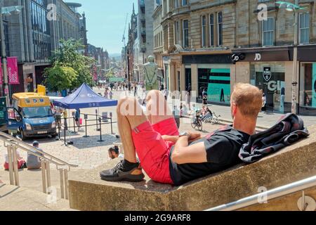 UK Wetter: Glasgow, UK. Juli 2021. UK Wetter: Ein weiterer heißer, sonniger Tag sah Einheimische und Touristen die Sonne genießen und die Unvermeidlichkeit, dass sie irgendwann bald endete. Die Treppe in der königlichen Konzerthalle ist ein beliebter Ort zum Mittagessen und Sonnenbaden. Quelle: gerard Ferry/Alamy Live News Stockfoto