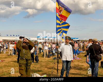 24. Juli 2021, Zhukovsky, Russland: Kosaken sind Fans der Luftfahrt auf dem Flugplatz Zhukovsky.EIN umfangreiches Programm für die 15. MAKS-Flugschau wurde von den Kunstflugteams ''Russian Knights'', ''Swifts''', ''Falcons of Russia''' und ''berkuts'', die die Luftwaffe der Russischen Föderation repräsentieren, vorbereitet. Die Piloten des russischen First Flight Kunstflugteams und natürlich die Gäste aus Indien - das SARANG Hubschrauber Kunstflugteam - nahmen ihr Flugzeug über Schukowski in den Himmel. (Bild: © Mihail Siergiejevicz/SOPA Images via ZUMA Press Wire) Stockfoto