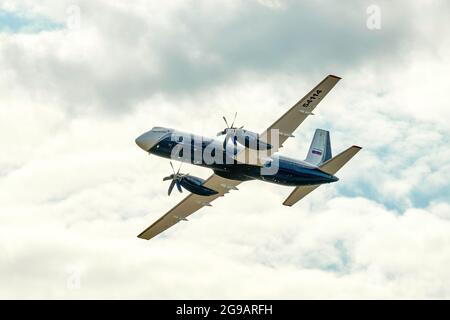 24. Juli 2021, Zhukovsky, Russland: Transport Il-114 fliegt während der Veranstaltung über Zhukovsky.EIN großes Programm für die 15. MAKS-Flugshow wurde von den Kunstflugteams ''Russian Knights'', ''Swifts''', ''Falcons of Russia''' und ''berkuts'', die die Luftwaffe der Russischen Föderation repräsentieren, vorbereitet. Die Piloten des russischen First Flight Kunstflugteams und natürlich die Gäste aus Indien - das SARANG Hubschrauber Kunstflugteam - nahmen ihr Flugzeug über Schukowski in den Himmel. (Bild: © Mihail Siergiejevicz/SOPA Images via ZUMA Press Wire) Stockfoto