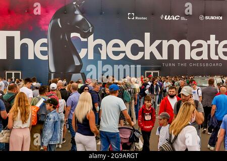 24. Juli 2021, Zhukovsky, Russland: Eine riesige Schlange am Pavillon mit der neuen Su-75. Ein großes Programm für die 15. MAKS-Flugshow wurde von den Kunstflugteams ''Russian Knights'', ''Swifts''', ''Falcons of Russia''' und ''berkuts'', die die Luftwaffe der Russischen Föderation repräsentieren, vorbereitet. Die Piloten des russischen First Flight Kunstflugteams und natürlich die Gäste aus Indien - das SARANG Hubschrauber Kunstflugteam - nahmen ihr Flugzeug über Schukowski in den Himmel. (Bild: © Mihail Siergiejevicz/SOPA Images via ZUMA Press Wire) Stockfoto