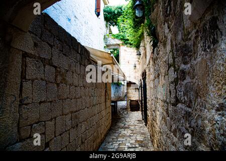 Trogir, pequeño pueblo muy pintoresco con calles medievales estrechas, murallas fortalezas e iglesias de arquitectura románico - góticas y calles. Stockfoto