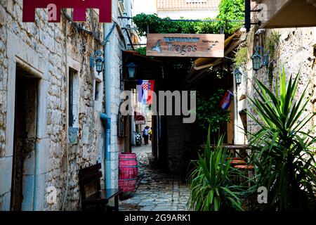 Trogir, pequeño pueblo muy pintoresco con calles medievales estrechas, murallas fortalezas e iglesias de arquitectura románico - góticas y calles. Stockfoto