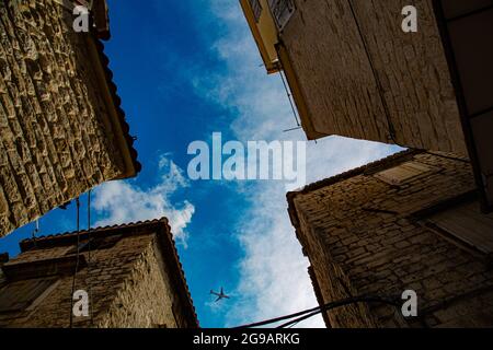 Trogir, pequeño pueblo muy pintoresco con calles medievales estrechas, murallas fortalezas e iglesias de arquitectura románico - góticas y calles. Stockfoto