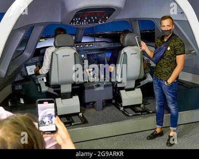 Schukowski, Russland. Juli 2021. Die Besucher fotografieren das Cockpit des Flugsimulators mit ihren Telefonen.EIN umfangreiches Programm für die 15. MAKS-Flugshow wurde von den Kunstflugteams ''Russian Knights'', ''Swifts'', ''Falcons of Russia''' und ''berkuts'', die die Luftwaffe der Russischen Föderation repräsentieren, vorbereitet. Die Piloten des russischen First Flight Kunstflugteams und natürlich die Gäste aus Indien - das SARANG Hubschrauber Kunstflugteam - nahmen ihr Flugzeug über Schukowski in den Himmel. (Bild: © Mihail Siergiejevicz/SOPA Images via ZUMA Press Wire) Stockfoto