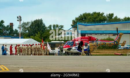 Schukowski, Russland. Juli 2021. Während der Veranstaltung bestieg die Jugendarmee einen Hubschrauber.EIN umfangreiches Programm für die 15. MAKS-Flugshow wurde von den Kunstflugteams ''Russian Knights'', ''Swifts'', ''Falcons of Russia'' und ''Serkuts'', die die Luftwaffe der Russischen Föderation repräsentieren, vorbereitet. Die Piloten des russischen First Flight Kunstflugteams und natürlich die Gäste aus Indien - das SARANG Hubschrauber Kunstflugteam - nahmen ihr Flugzeug über Schukowski in den Himmel. (Bild: © Mihail Siergiejevicz/SOPA Images via ZUMA Press Wire) Stockfoto