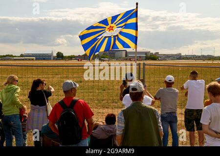 Schukowski, Russland. Juli 2021. Besucher beobachten die Landung der Su-57.EIN umfangreiches Programm für die 15. MAKS-Flugshow wurde von den Kunstflugteams ''Russian Knights'', ''Swifts'', ''Falcons of Russia'' und ''Serkuts'', die die Luftwaffe der Russischen Föderation repräsentieren, vorbereitet. Die Piloten des russischen First Flight Kunstflugteams und natürlich die Gäste aus Indien - das SARANG Hubschrauber Kunstflugteam - nahmen ihr Flugzeug über Schukowski in den Himmel. (Bild: © Mihail Siergiejevicz/SOPA Images via ZUMA Press Wire) Stockfoto