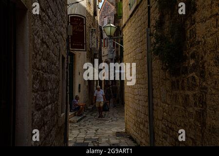 Trogir, pequeño pueblo muy pintoresco con calles medievales estrechas, murallas fortalezas e iglesias de arquitectura románico - góticas y calles. Stockfoto