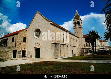 Trogir, pequeño pueblo muy pintoresco con calles medievales estrechas, murallas fortalezas e iglesias de arquitectura románico - góticas y calles. Stockfoto