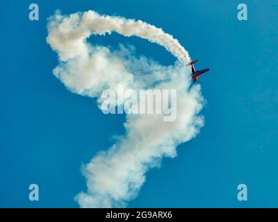 24. Juli 2021, Zhukovsky, Russland: ACE Svetlana Kapanina pilotiert die Yak-54 im Himmel über Zhukovsky. Ein großes Programm für die 15. MAKS-Flugshow wurde von den Kunstflugteams ''Russian Knights''', ''Swifts''', ''Falcons of Russia''' und ''berkuts'', die die die Luftwaffe der Russischen Föderation repräsentieren, vorbereitet. Die Piloten des russischen First Flight Kunstflugteams und natürlich die Gäste aus Indien - das SARANG Hubschrauber Kunstflugteam - nahmen ihr Flugzeug über Schukowski in den Himmel. (Bild: © Mihail Siergiejevicz/SOPA Images via ZUMA Press Wire) Stockfoto