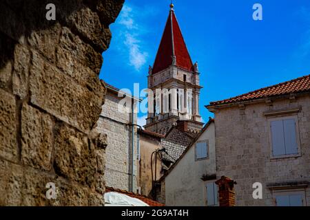 Trogir, pequeño pueblo muy pintoresco con calles medievales estrechas, murallas fortalezas e iglesias de arquitectura románico - góticas y calles. Stockfoto