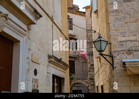 Trogir, pequeño pueblo muy pintoresco con calles medievales estrechas, murallas fortalezas e iglesias de arquitectura románico - góticas y calles. Stockfoto