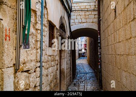 Trogir, pequeño pueblo muy pintoresco con calles medievales estrechas, murallas fortalezas e iglesias de arquitectura románico - góticas y calles. Stockfoto