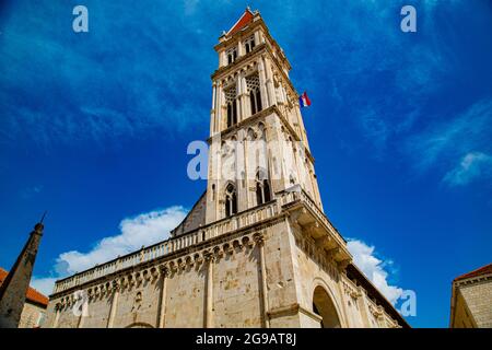 Trogir, pequeño pueblo muy pintoresco con calles medievales estrechas, murallas fortalezas e iglesias de arquitectura románico - góticas y calles. Stockfoto