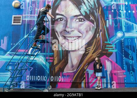 Graffiti-Wandspray, das von der Künstlerin Shona Hardie für das Edinburgh Science Festival von CEO Natalie Duffield gemalt wurde, um Frauen in STEM, Schottland, Großbritannien, zu feiern Stockfoto