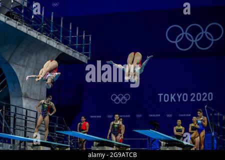 Tokio, Japan. Juli 2021. Schwimmer üben im Tokyo Aquatics Center während der Olympischen Sommerspiele in Tokio, Japan, am Sonntag, dem 25. Juli 2021, für das synchronisierte 3m-Sprungbrett der Frauen. Foto von Tasos Katopodis/UPI. Kredit: UPI/Alamy Live Nachrichten Stockfoto