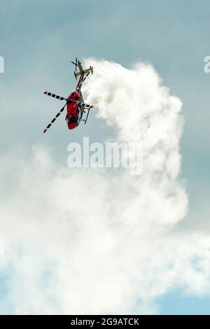 Schukowski, Russland. Juli 2021. Hubschrauberrundflug des SARANG Kunstflugteams. Ein umfangreiches Programm für die 15. MAKS Air Show wurde von den Kunstflugteams "Russian Knights", "Swifts", "Falcons of Russia" und "berkuts" vorbereitet, die die Luftwaffe der Russischen Föderation repräsentieren. Die Piloten des russischen First Flight Kunstflugteams und natürlich die Gäste aus Indien - das SARANG Hubschrauber Kunstflugteam - nahmen ihr Flugzeug über Schukowski in den Himmel. (Foto von Mihail Siergiejevicz/SOPA IMAG/Sipa USA) Quelle: SIPA USA/Alamy Live News Stockfoto