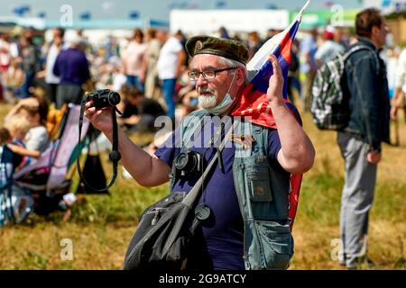 Schukowski, Russland. Juli 2021. Auf dem Flugplatz Schukowsky fotografiert sich ein Flugenthusiast. Ein umfangreiches Programm für die 15. MAKS Air Show wurde von den Kunstflugteams "Russian Knights", "Swifts", "Falcons of Russia" und "berkuts" vorbereitet, die die Luftwaffe der Russischen Föderation repräsentieren. Die Piloten des russischen First Flight Kunstflugteams und natürlich die Gäste aus Indien - das SARANG Hubschrauber Kunstflugteam - nahmen ihr Flugzeug über Schukowski in den Himmel. (Foto von Mihail Siergiejevicz/SOPA IMAG/Sipa USA) Quelle: SIPA USA/Alamy Live News Stockfoto