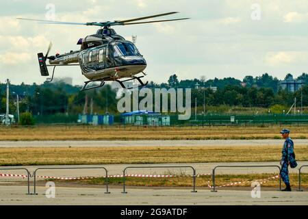 Schukowski, Russland. Juli 2021. Hubschrauber gesehen Landung auf Zhukovsky Flugplatz. Ein umfangreiches Programm für die 15. MAKS Air Show wurde von den Kunstflugteams "Russian Knights", "Swifts", "Falcons of Russia" und "berkuts" vorbereitet, die die Luftwaffe der Russischen Föderation repräsentieren. Die Piloten des russischen First Flight Kunstflugteams und natürlich die Gäste aus Indien - das SARANG Hubschrauber Kunstflugteam - nahmen ihr Flugzeug über Schukowski in den Himmel. (Foto von Mihail Siergiejevicz/SOPA IMAG/Sipa USA) Quelle: SIPA USA/Alamy Live News Stockfoto