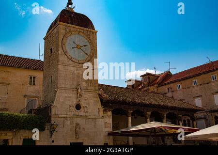 Trogir, pequeño pueblo muy pintoresco con calles medievales estrechas, murallas fortalezas e iglesias de arquitectura románico - góticas y calles. Stockfoto