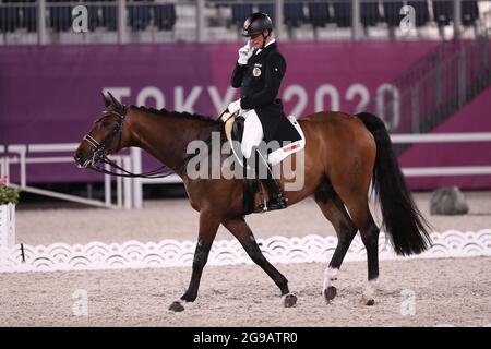 Tokio, Japan. Juli 2021. Reitsport/Dressur: Olympia, Vorlauf, Einzel, Grand Prix, Baji Koen Equestrian Park. Florian Bacher aus Österreich reitet auf dem Pferd Fidertraum. Quelle: Friso Gentsch/dpa/Alamy Live News Stockfoto
