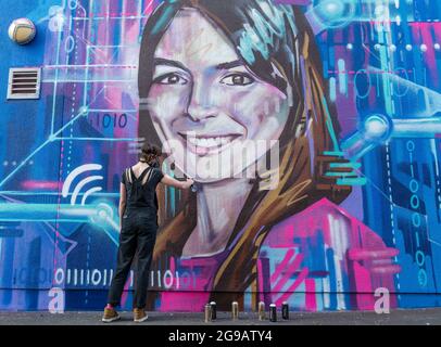 Graffiti-Wandspray, das von der Künstlerin Shona Hardie für das Edinburgh Science Festival von CEO Natalie Duffield gemalt wurde, um Frauen in STEM, Schottland, Großbritannien, zu feiern Stockfoto