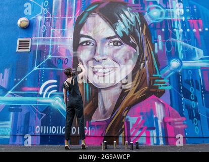 Graffiti-Wandspray, das von der Künstlerin Shona Hardie für das Edinburgh Science Festival von CEO Natalie Duffield gemalt wurde, um Frauen in STEM, Schottland, Großbritannien, zu feiern Stockfoto