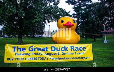 WESTPORT, CT, USA - 24. JULI 2021: Symbolische große gelbe aufblasbare Ente in der Nähe der Bibliothek für das Great Duck Race Stockfoto