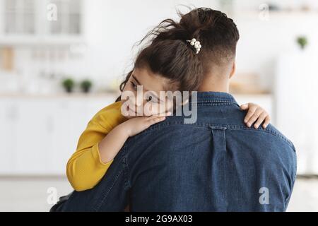 Nahaufnahme Aufnahme Von Fürsorglichem Vater Tröstend Verärgert Kleine Tochter Zu Hause Stockfoto