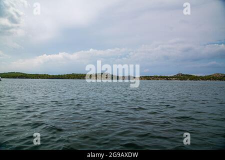 Sibenik ciudad mittelalterliche Pintoresca de Croacia con calles estrechas y rincones muy pintorescos, con fachadas adornadas de forma característica. Stockfoto