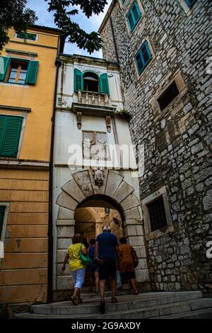 Sibenik ciudad mittelalterliche Pintoresca de Croacia con calles estrechas y rincones muy pintorescos, con fachadas adornadas de forma característica. Stockfoto