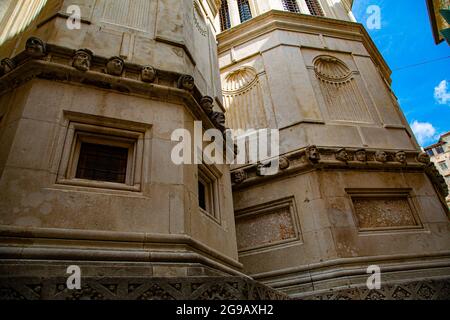 Sibenik ciudad mittelalterliche Pintoresca de Croacia con calles estrechas y rincones muy pintorescos, con fachadas adornadas de forma característica. Stockfoto