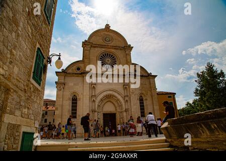 Sibenik ciudad mittelalterliche Pintoresca de Croacia con calles estrechas y rincones muy pintorescos, con fachadas adornadas de forma característica. Stockfoto