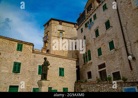 Sibenik ciudad mittelalterliche Pintoresca de Croacia con calles estrechas y rincones muy pintorescos, con fachadas adornadas de forma característica. Stockfoto