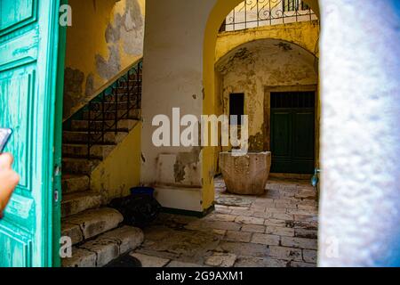 Sibenik ciudad mittelalterliche Pintoresca de Croacia con calles estrechas y rincones muy pintorescos, con fachadas adornadas de forma característica. Stockfoto