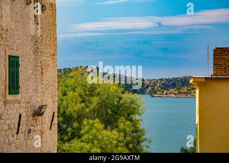 Sibenik ciudad mittelalterliche Pintoresca de Croacia con calles estrechas y rincones muy pintorescos, con fachadas adornadas de forma característica. Stockfoto