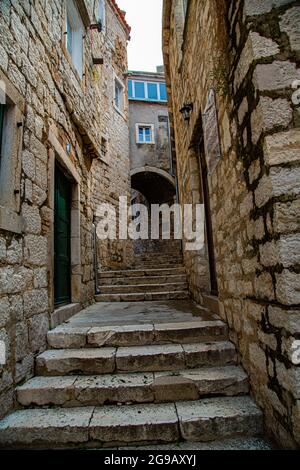 Sibenik ciudad mittelalterliche Pintoresca de Croacia con calles estrechas y rincones muy pintorescos, con fachadas adornadas de forma característica. Stockfoto