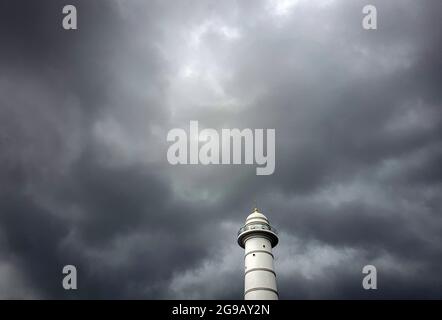 Kathmandu, Bagmati, Nepal. Juli 2021. Am 25. Juli 2021 sind Monsunwolken über dem neu erbauten Dharahara-Turm in Kathmandu, Nepal, zu sehen. (Bild: © Sunil Sharma/ZUMA Press Wire) Stockfoto