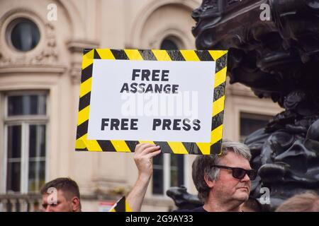 London, Großbritannien. Juli 2021. Ein Protestler hält während der Pro-Julian Assange Demonstration ein Plakat mit dem Titel "Free Assange, Free Press".Demonstranten versammelten sich am Piccadilly Circus und forderten die Freilassung des WikiLeaks-Gründers. Kredit: SOPA Images Limited/Alamy Live Nachrichten Stockfoto