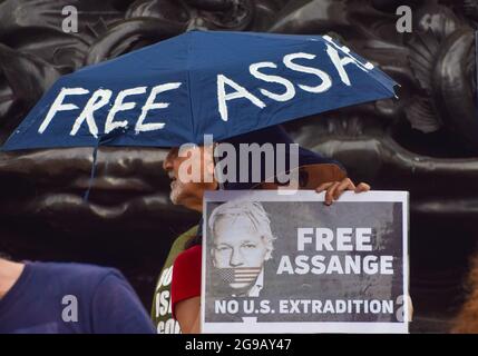 London, Großbritannien. Juli 2021. Ein Protestler hält während der Pro-Julian-Assange-Demonstration einen Schirm und ein Plakat mit dem Titel "Free Assange".Demonstranten versammelten sich am Piccadilly Circus und forderten die Freilassung des WikiLeaks-Gründers. Kredit: SOPA Images Limited/Alamy Live Nachrichten Stockfoto