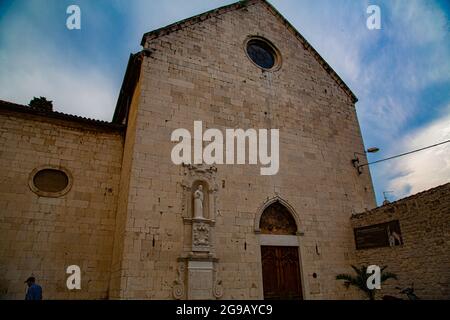 Sibenik ciudad mittelalterliche Pintoresca de Croacia con calles estrechas y rincones muy pintorescos, con fachadas adornadas de forma característica. Stockfoto