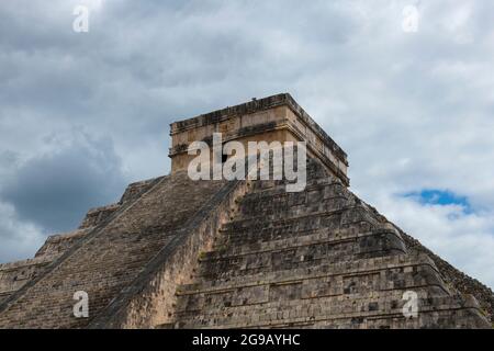 Tempel von Kukulcan El Castillo im Zentrum der archäologischen Stätte Chichen Itza in Yucatan, Mexiko. Stockfoto