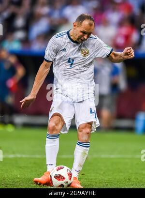 Moskau, Russland - 1. Juli 2018. Der Verteidiger der russischen Fußballnationalmannschaft Sergei Ignashevich, der während des Elfmeterschießers in FIFA WOR einen Elfmeterstoß durchführte Stockfoto