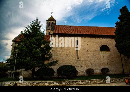 Sibenik ciudad mittelalterliche Pintoresca de Croacia con calles estrechas y rincones muy pintorescos, con fachadas adornadas de forma característica. Stockfoto