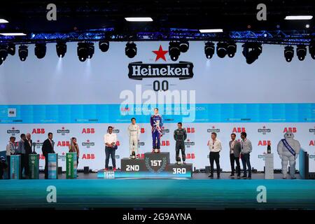 Excel Circuit, Docklands, London, Großbritannien. Juli 2021. Formel E London E Prix; die Siegerfahrer stehen auf dem Podium in der Startnummer 2 Credit: Action Plus Sports/Alamy Live News Stockfoto